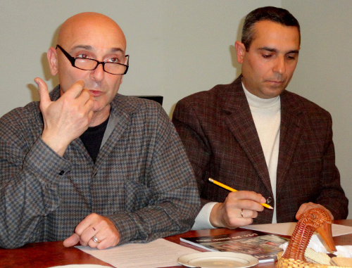 Руководитель Нагорно-Карабахского комитета "Хельсинкская Инициатива-92" Карен Оганджанян и председатель Общественного Совета по внешней политике и безопасности Нагорного Карабаха Масис Маилян на встрече в Степанакерте на тему "Демократия и миротворчество в контексте Нагорного Карабаха". 1 декабря 2011 г. Фото Алвард Григорян для "Кавказского узла"