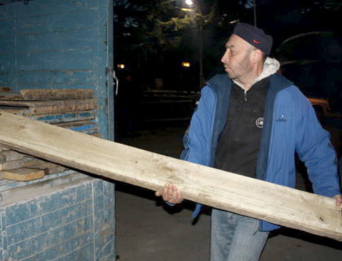 Южная Осетия, 11 декабря 2011 г. Сторонники Аллы Джиоевой демонтируют палатки и убирают скамейки, бочки с дровами и другие приспособления с центральной площади Цхинвала, где проходили митинги оппозиции. Фото: ИА "Рес", cominf.org Южная Осетия, 11 декабря 2011 г. Сторонники Аллы Джиоевой демонтируют палатки и убирают скамейки, бочки с дровами и другие приспособления с центральной площади Цхинвала, где проходили митинги оппозиции. Фото: ИА "Рес", cominf.org