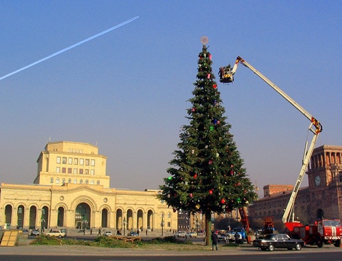 Главная елка на площади в Ереване. Фото с сайта club.foto.ru Главная елка на площади в Ереване. Фото с сайта club.foto.ru