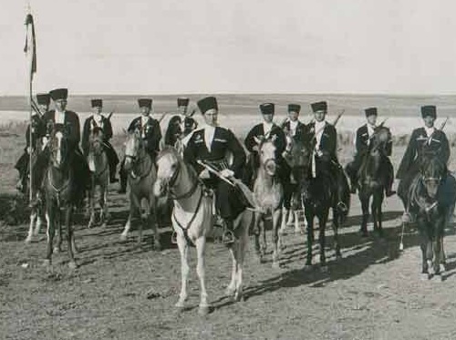 Черкесские кавалеристы французских специальных войск Левантийской армии в Сирии в 1940-е годы. Фото: www.aheku.org