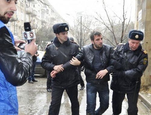Азербайджан, Баку, 30 декабря 2011 г. Полиция задерживает участника акции протеста против политики председателя Верховного совета Нахичеванской автономной республики Васифа Талыбова. Фото: irfs.az