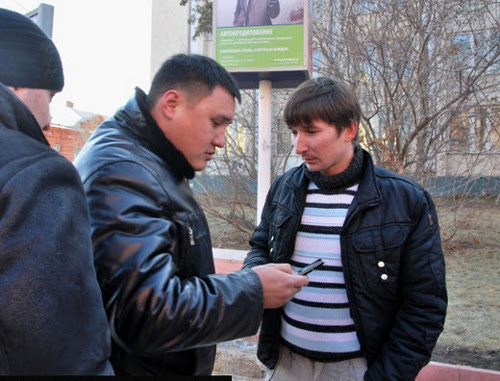 Сотрудники полиции в штатском задерживают журналиста Александра Кирпиченко после митинга "За честные выборы". Астрахань, 24 декабря 2011 г. Фото Сергея Кожанова, http://sergeykozhanov.livejournal.com
