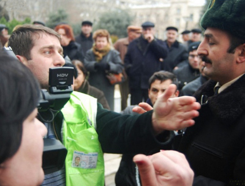 Репортер и полиция на митинге обманутых дольщиков перед зданием администрации президента Азербайджана. Баку, 18 января 2012 г. Фото: www.irfs.az Репортер и полиция на митинге обманутых дольщиков перед зданием администрации президента Азербайджана. Баку, 18 января 2012 г. Фото: www.irfs.az