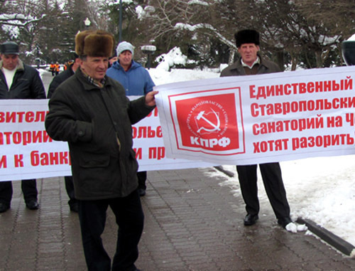 Митинг, организованный краевым комитетом КПРФ, состоялся около здания правительства Ставропольского края на площади Ленина. Представители сельхозпредприятий Ставрополья и Карачаево-Черкесии  требовали вернуть в их ведение  санаторий «Ставрополье» в Сочи. Ставропольский край, 25 февраля 2012 г. Фото Константина Ольшанского для "Кавказского узла"

