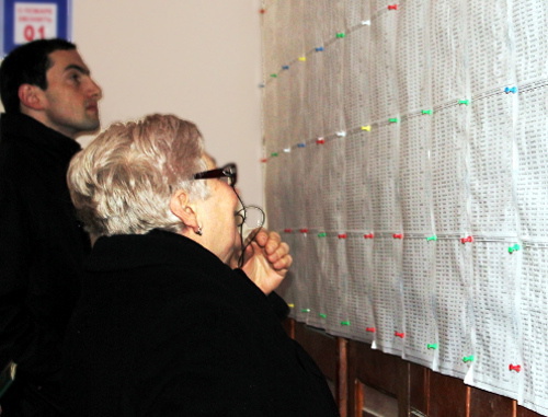 Выборы в парламент Абхазии 10 марта 2012 г. Жители Сухума ищут свои имена в общих списках избирателей. Фото Анжелы Кучуберия для "Кавказского узла"