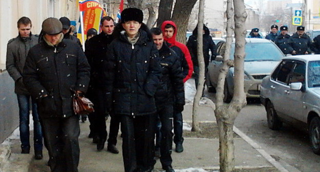Астрахань, 10 марта 2012 г. Участники акции протеста несогласных с итогами выборов следуют к резиденции губернатора и зданию областной избирательной комиссии. В центре - представитель партии "Справедливая Россия" Олег Шеин. Фото Елены Гребенюк для "Кавказского узла"