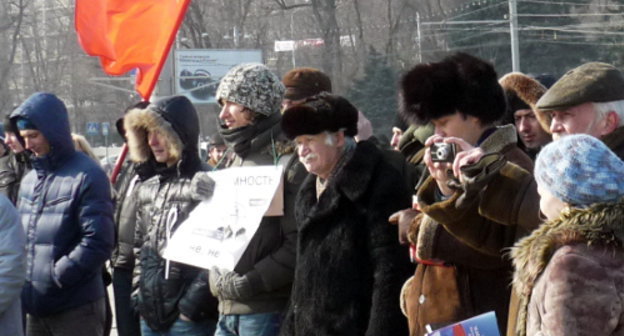 Ростов-на-Дону, 10 марта 2012 г. Участники митинга "За честные выборы!" на Театральной площади. Фото Олеси Диановой для "Кавказского узла"