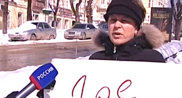 Татьяна Бестужая, жена Игоря Бестужего, во время одиночного пикета. Ставрополь, 11 марта 2012 г. Фото ГТРК "Ставрополье",  www.stavropolye.tv