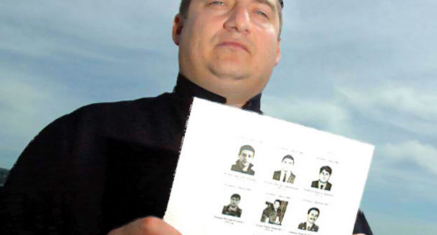 Магомед Муцольгов, руководитель правозащитной организации "МАШР", с портретами похищенных жителей Ингушетии. 2008 г. Фото: Stian Eisenträger, www.vg.no