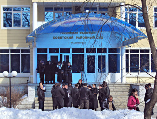 Возле здания Верховного суда Северной Осетии. На суде по делу о взрыве газового баллона на свадьбе защита попросила назначить обвиняемому Вадиму Вазагову минимальное наказание. Владикавказ, 13 марта 2012 г. Фото Эммы Марзоевой для "Кавказского узла" Возле здания Верховного суда Северной Осетии. На суде по делу о взрыве газового баллона на свадьбе защита попросила назначить обвиняемому Вадиму Вазагову минимальное наказание. Владикавказ, 13 марта 2012 г. Фото Эммы Марзоевой для "Кавказского узла"
