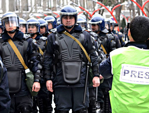 Полиция во время акции протеста. Азербайджан, Баку, 12 марта 2011 г. Фото: институт свободы и безопасности репортеров (www.irfs.az)
Полиция во время акции протеста. Азербайджан, Баку, 12 марта 2011 г. Фото: институт свободы и безопасности репортеров (www.irfs.az)