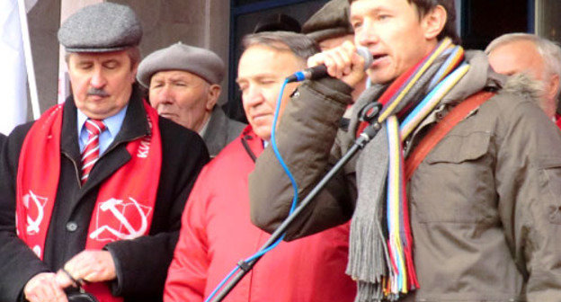 Виктор Дутлов (справа) на митинге против фальсификации выборов. Краснодар,  24 декабря 2011 г. Фото Натальи Дорохиной для «Кавказского узла»