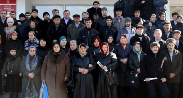 Жители селения Храх-Уба на митинге протеста перед Аварским театром в Махачкале, 8 февраля 2011 г. Фото Анвара Курбанмагомедова, http://xpax.info