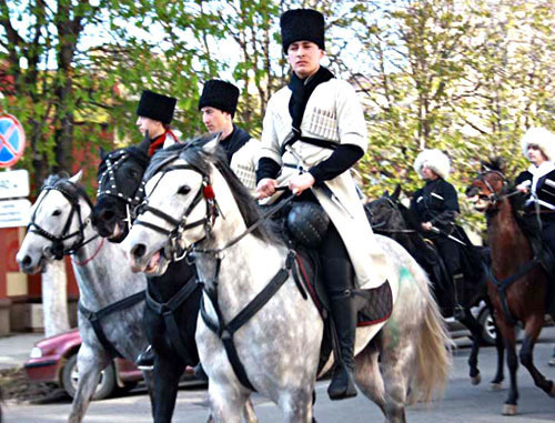 День черкесского флага. Республика Адыгея, 25 апреля 2011 г. Фото:  www.circas.ru
