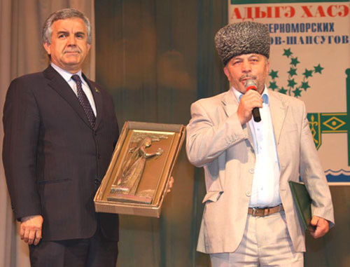 Представители "Адыгэ Хасэ - Черкесский парламент" Мэмэт Едидж и Арамбий Хапай (справа). Фото из архива Анатолия Балкарова Представители "Адыгэ Хасэ - Черкесский парламент" Мэмэт Едидж и Арамбий Хапай (справа). Фото из архива Анатолия Балкарова
