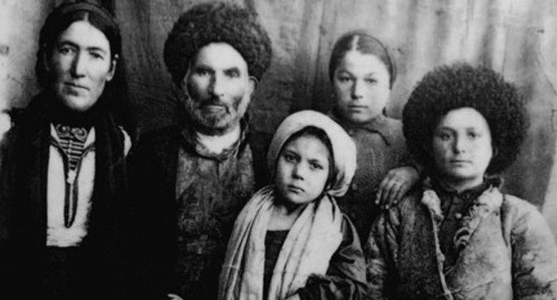 Азнор Османович Биттиров с семьей в ссылке. Киргизская ССР, 1944 г. Фото: мемориальный музей жертв репрессий и геноцида балкарского народа 1944–1957 годов
