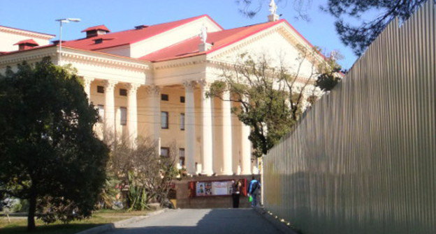 Огороженный строительным забором парк у Зимнего театра. Сочи, 22 марта 2012 г. Фото Светалны Кравченко для "Кавказского узла"