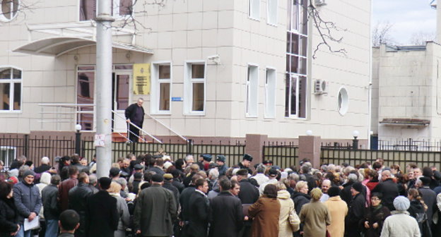 Краснодар, 23 марта 2012 г. У здания следственного управления СК РФ по Краснодарскому краю на улице Красноармейской. Жители Краснодарского края пытаются попасть на прием к Александру Бастрыкину. Фото Натальи Дорохиной для "Кавказского узла"