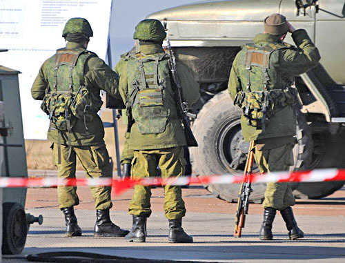 Сотрудники правоохранительных органов. Фото: Елена Синеок, ЮГА.ру