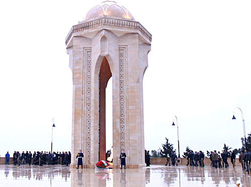Мемориал на Аллее Шахидов, в Баку, в честь жертв Мартовских событий 1918 года и Чёрного января. Фото: ru.wikipedia.org