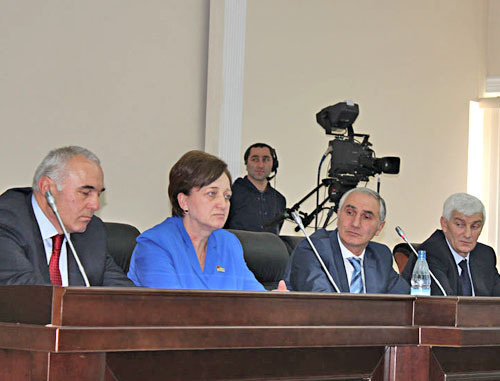 Валерий Бганба (третий слева)  избран спикером парламента Абхазии. 3 апреля 2012 г. Фото Анжелы Кучуберия для "Кавказского узла"