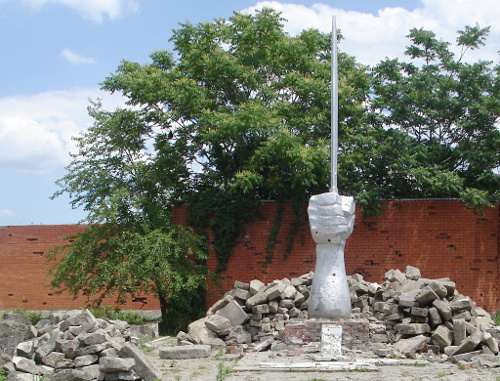 Чечня, Грозный, улица Первомайская, 2010 г. Участок демонтируемого Мемориала памяти жертвам депортации 1944 года. В центре комплекса был расположен каменный Коран, за которым высилась рука с кинжалом. Фото Муслима Ибрагимова для "Кавказского узла" Чечня, Грозный, улица Первомайская, 2010 г. Участок демонтируемого Мемориала памяти жертвам депортации 1944 года. В центре комплекса был расположен каменный Коран, за которым высилась рука с кинжалом. Фото Муслима Ибрагимова для "Кавказского узла"