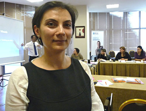 Кандидатки в депутаты парламента на спецтренинге обучаются этикету речи. На снимке: Лилит Калантарян, ответственная за программы Британского Совета. Армения, Ереван, 4 апреля 2012 г. Фото Армине Мартиросян для «Кавказского узла»
