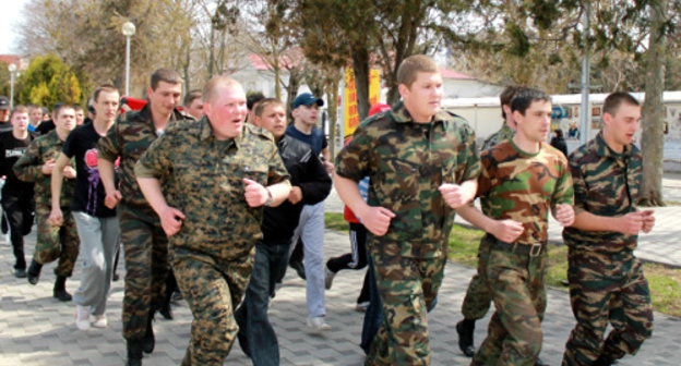 Участники "Русской пробежки" в Анапе. 8 апреля 2012 г. Фото Андрея Кошика для "Кавказского узла"