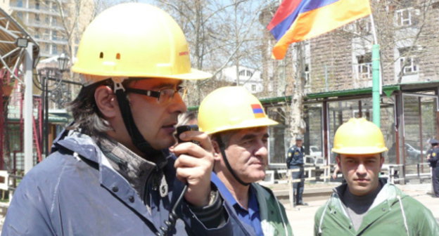 Активисты инициативной группы "Бригада" в парке Маштоца. Слева -политолог Андреас Гукасян. Ереван, 15 апреля 2012 г. Фото Армине Мартиросян для "Кавказского узла"