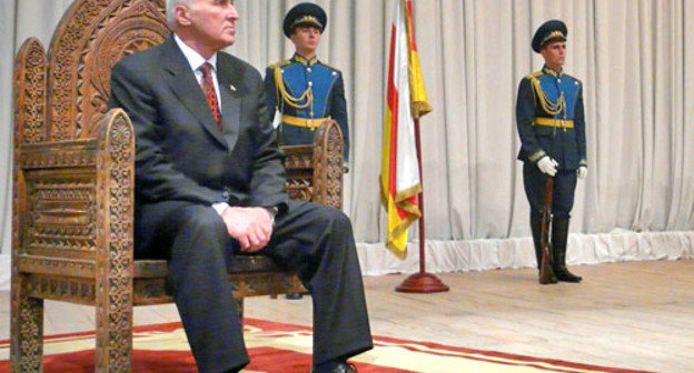 Леонид Тибилов принял поздравления в честь своей инаугурации. Южная Осетия, 19 апреля 2012 г. Фото Марии Котаевой для "Кавказского узла" 