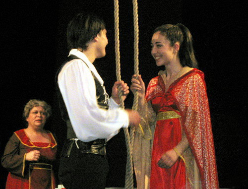 Сцена из новой постановки пьесы "Ромео и Джульетты" на осетинском языке. Ромео - Гиви Валиев, Джульетта - Камилла Моргоева. Северо-Осетинский государственный академический театр имени Тхапсаева, Владикавказ, 21 апреля 2012 г. Фото Эммы Марзоевой для "Кавказского узла"