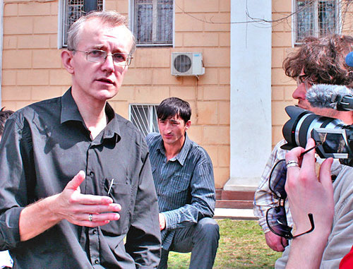 Олег Шеин дает интервью журналистам. Астрахань, апрель 2012 г. Фото Александра Козлова, ко_07.livejournal.ru