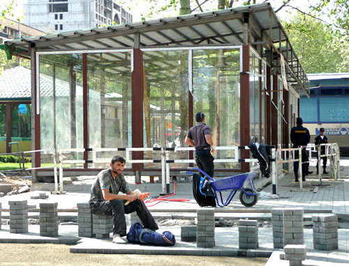 Возле ларьков в парке Маштоца идут работы по благоустройству. Армения, Ереван, 30 апреля 2012 г. Фото Армине Мартиросян для "Кавказского узла"