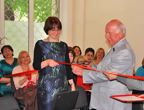 Председатель Республиканского
совета ветеранов войны, труда, вооруженных сил и правоохранительных органов Солтан Каболов (в центре) на  церемония открытия центра компьютерного обучения пенсионеров. Северная Осетия, Владикавказ, 3 мая 2012 г. Фото Владимира Иванова для "Кавказского узла"
