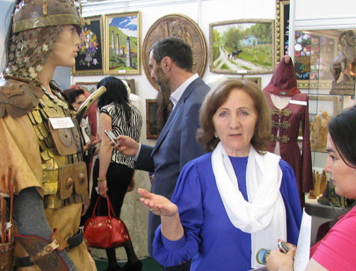 У стенда Республики Ингушетия на фестивале мастеров искусств Северо-Кавказского федерального округа в Государственном Кремлевском дворце. Москва, 26 апреля 2012 г. Фото Натальи Крайновой для "Кавказского узла"
