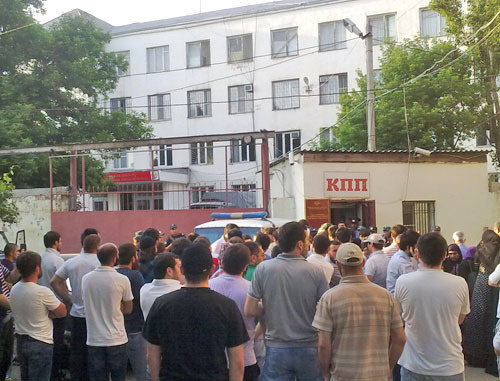 Родственники и друзья задержанных возле Кировского РОВД. Махачкала, 19 мая 2012 г. Фото Ахмеда Магомедова для "Кавказского узла"