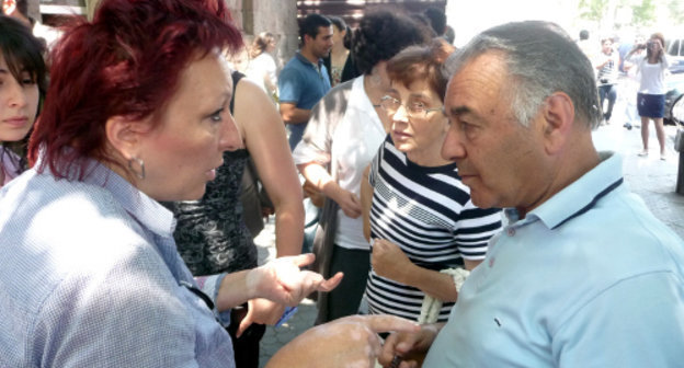 Жители Еревана во время акции протеста обсуждают демонтаж крытого рынка. Ереван, 28 мая 2012 г. Фото Армине Мартиросян для "Кавказского узла"