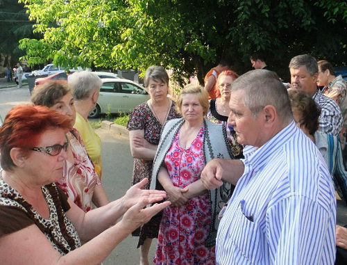 Участники схода жителей на месте уничтоженного детского сада по улице Туапсинской. Сочи, 6 июня 2012 г. Фото Светланы Кравченко для "Кавказского узла"