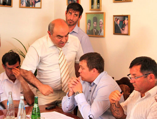 Депутат парламента Дагестана от "Справедливой России" Айтемир Сатираев (слева) нападает на сотрудника департамента по работе с регионами центрального аппарата «Справедливой России» Сергея Шатилова. Махачкала, 2 июня 2012 г. Фото Магомеда Ахмедова для "Кавказского узла"