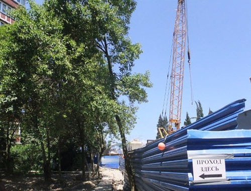 Место аварии на улице Чайковского, где идет строительство дороги-дублера. Сочи, 7 июня 2012 г. Фото Светланы Кравченко для "Кавказского узла"
