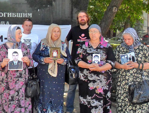 Чечня, Грозный, 26 июня 2012 г. Правозащитники и родственники похищенных в сквере Журналистов на пикете в защиту пострадавших от незаконного насилия. Фото пресс-службы Межрегионального комитета против пыток, http://www.pytkam.net
