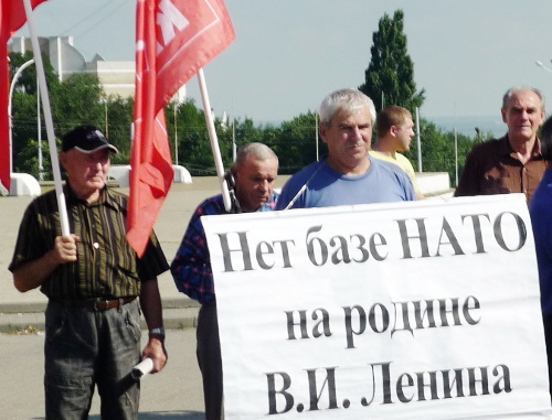 Участники митинга ростовского отделения КПРФ против вступления России в ВТО. Ростов-на-Дону, 3 июля 2012 г.Фото Олеси Диановой для "Кавказского узла" 
