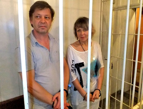 Подсудимые Михаил Батраков и Елена Спасская в зале суда. Сочи, 9 июля 2012 г. Фото Светланы Кравченко для "Кавказского узла"