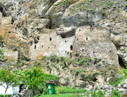 Наскальная крепость в селе Дзивгис. Северная Осетия, Алагирский район, июнь 2011 г. Фото предоставлено Комитетом по охране  и использованию объектов культурного наследия Северной Осетии
