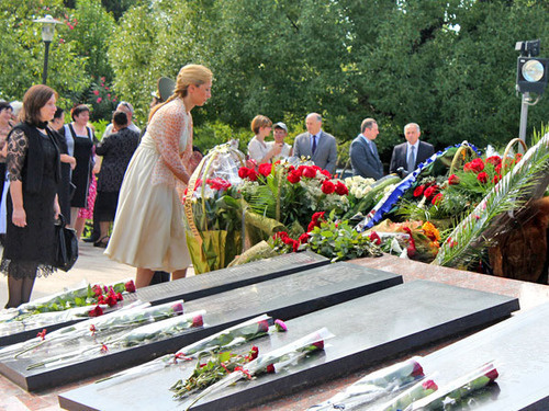 Возложение цветов к Мемориалу славы в Сухуме. Абхазия, 14 августа 2012 г. Фото Анжелы Кучуберия для "Кавказского узла" Возложение цветов к Мемориалу славы в Сухуме. Абхазия, 14 августа 2012 г. Фото Анжелы Кучуберия для "Кавказского узла"