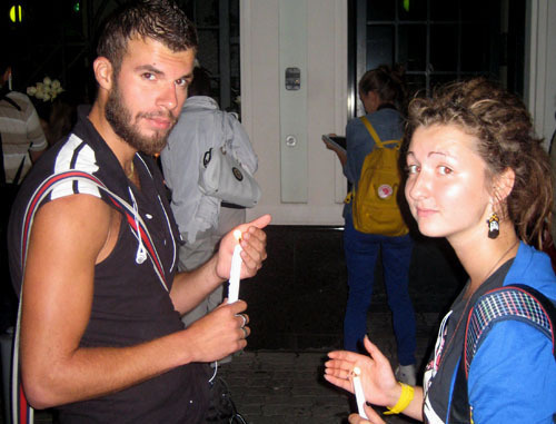 Акция памяти жертв наводнения в Крымске прошла возле здания постоянного представительства администрации Краснодарского края при правительстве России. На снимке: Артем Айвазов и одна из активисток. Москва, 15 августа 2012 г. Фото Олега Краснова для "Кавказского узла"
