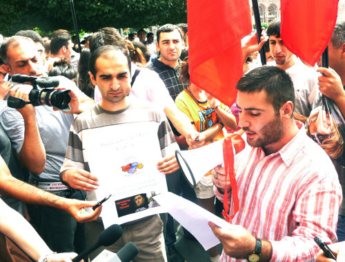 Участники акции против экстрадиции Сафарова в Баку зачитывают письмо с рядом требований к главе МИД Армении. Ереван, 1 сентября 2012 г. Фото Армине Мартиросян для "Кавказского узла"