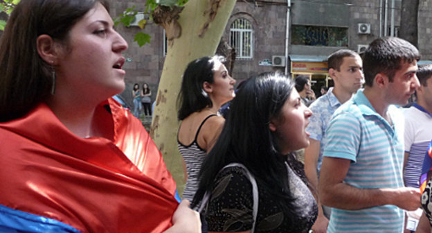 Армеия, Ереван, 1 сентября 2012 г. Участники акции протеста у консульства Венгрии. Фото Армине Мартиросян для "Кавказского узла"