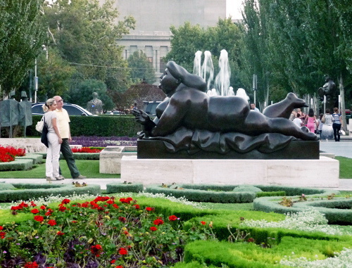 Армения, Ереван. Скульптура Фернандо Ботеро "Курящая женщина" в Центре искусств "Гафесчян". Фото Армине Мартиросян для "Кавказского узла"