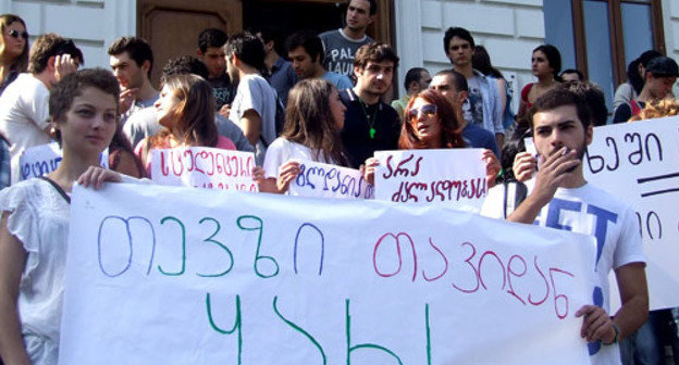 Студенты во время акции протеста против пыток заключенных. Тбилиси, 19 сентября 2012 г. Фото Эдиты Бадасян для "Кавказского узла"
